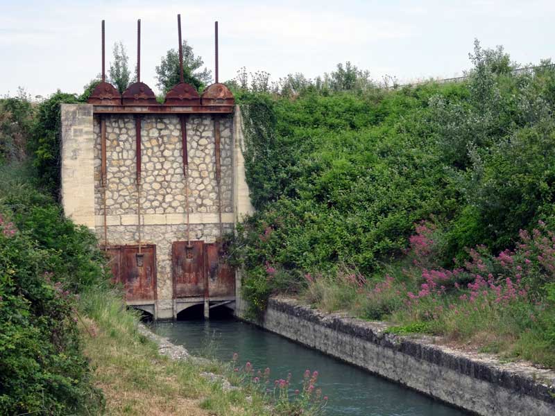 Canal d'alimentation à Beaucaire