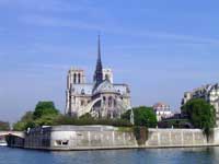 Paris-Notre Dame situé à l’extrémité de l’île de la Cité